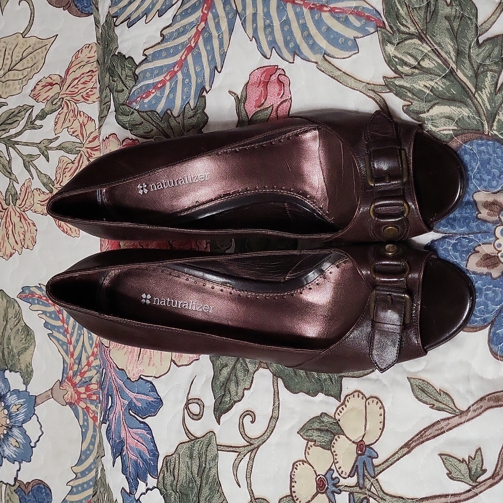 Naturalizer brown leather open toe pump